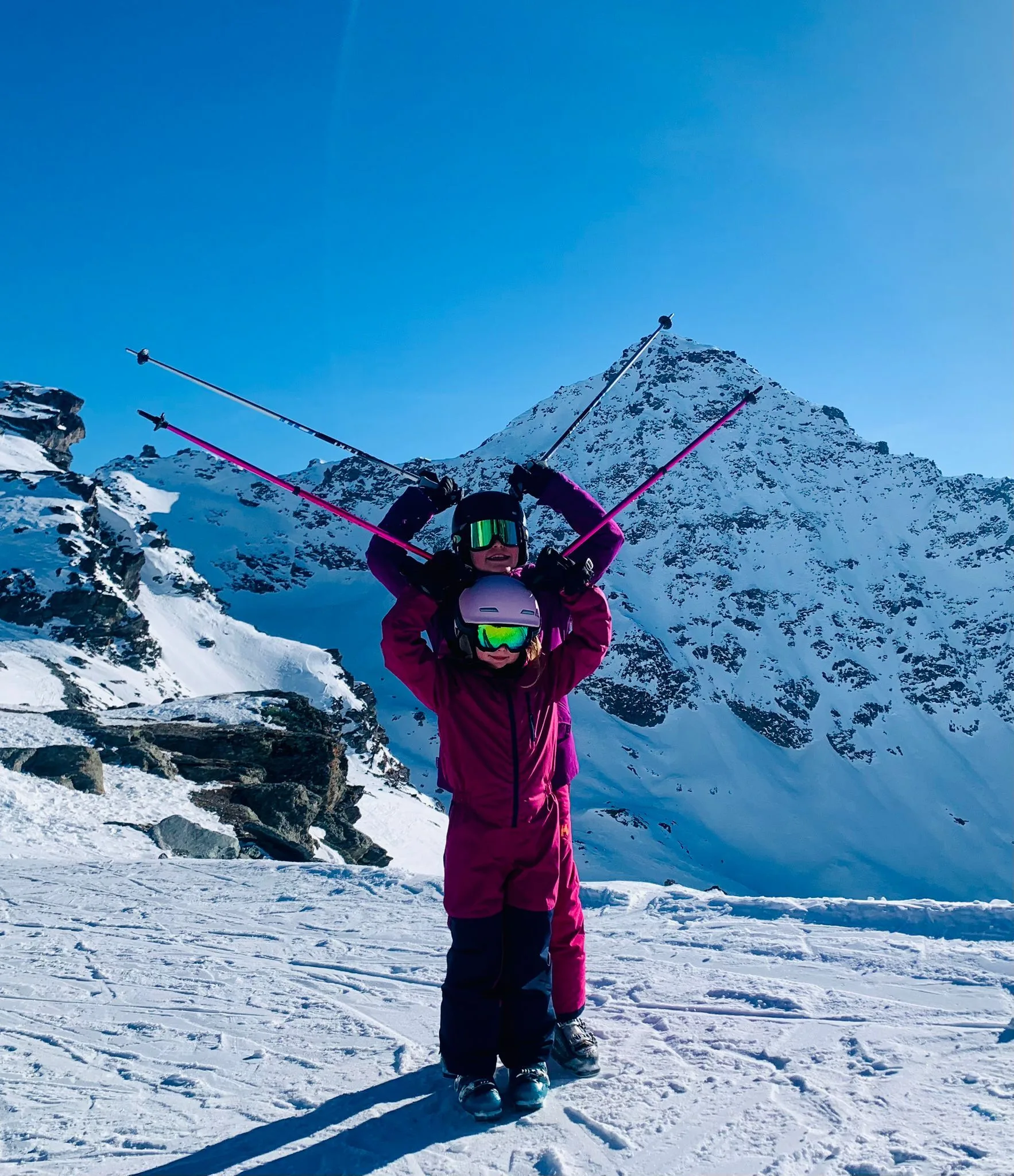 Skieurs dans les montagnes