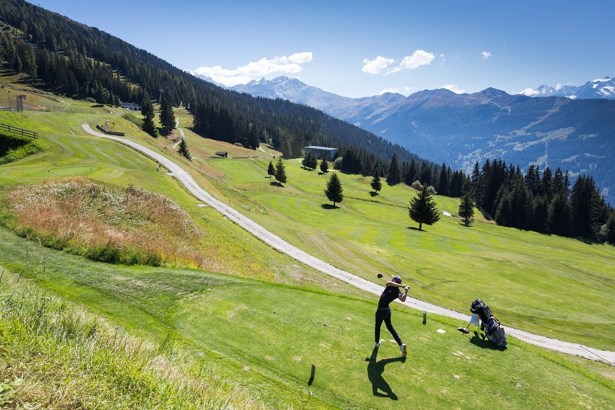 Golfeur sur le parcours d'altitude de Verbier